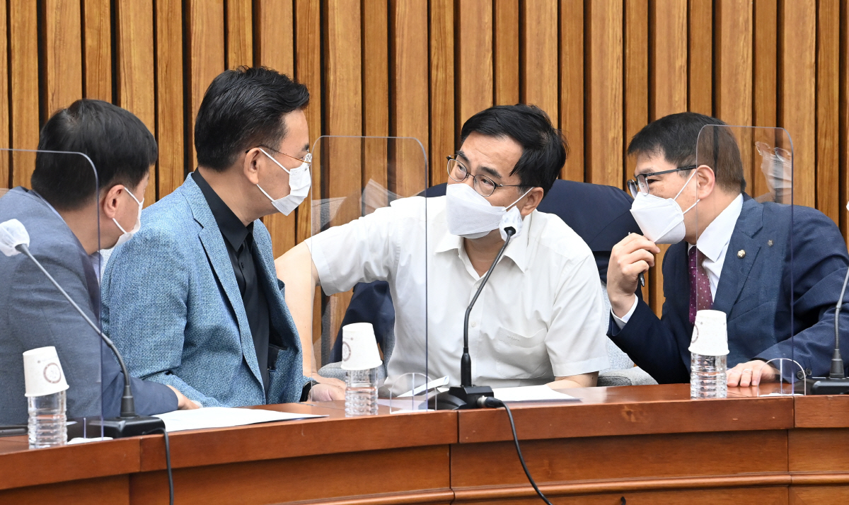 ▲11일 서울 여의도 국회에서 열린 국민의힘 초선의원 모임에서 박대수(왼쪽부터), 유상범, 최형두, 이종성 의원이 대화를 나누고 있다. (연합뉴스)