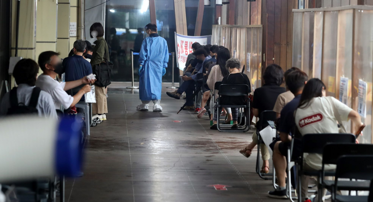 ▲코로나19 확진자가 증가하고 있는 13일 오전 서울 송파구보건소 선별진료소에서 시민들이 코로나19 검사를 받기 위해 대기하고 있다. (뉴시스)