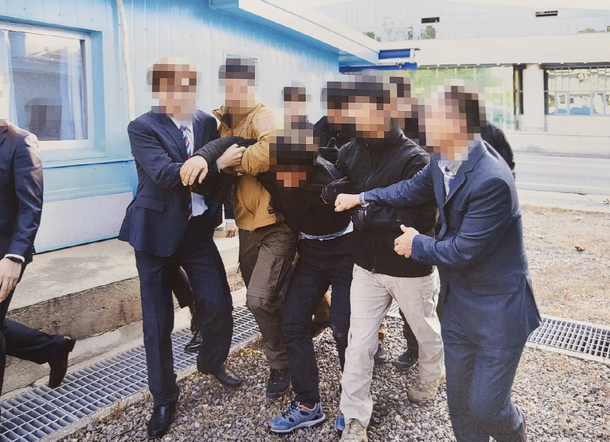 ▲2019년 11월 7일 북송을 거부하며 몸부림치는 탈북어민의 모습. (통일부 제공)