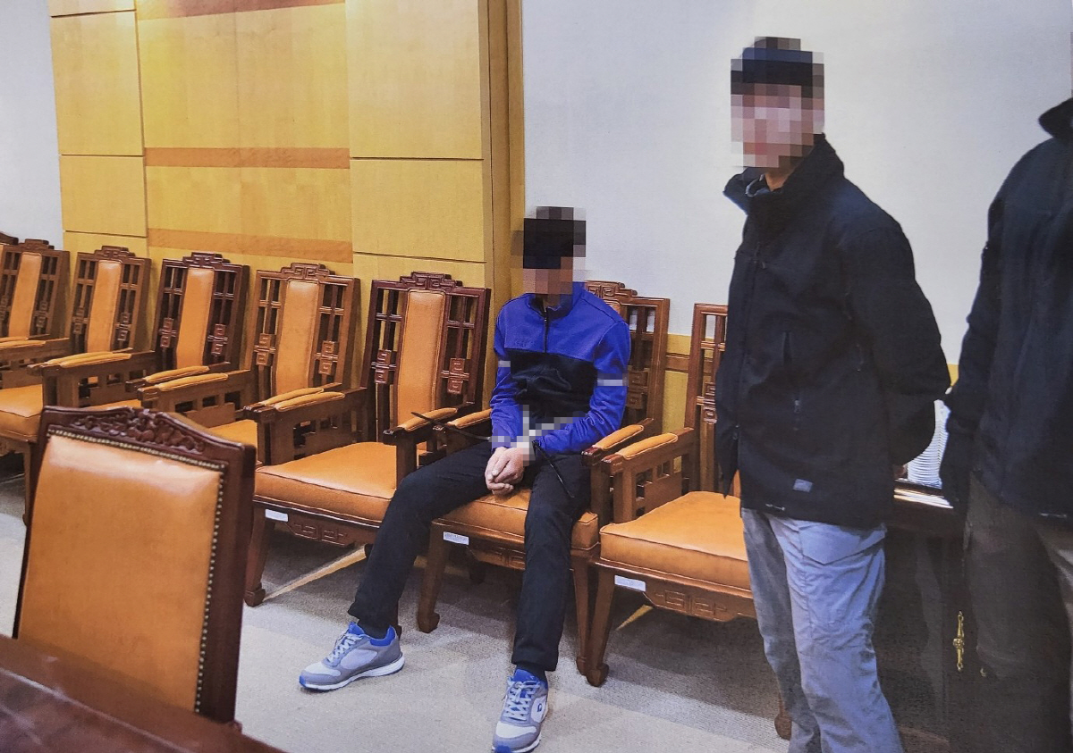 ▲탈북어민이 안대로 눈이 가려지고 포승줄에 묶인 채 판문점 내 남측 시설에서 대기하고 있다. (통일부 제공)