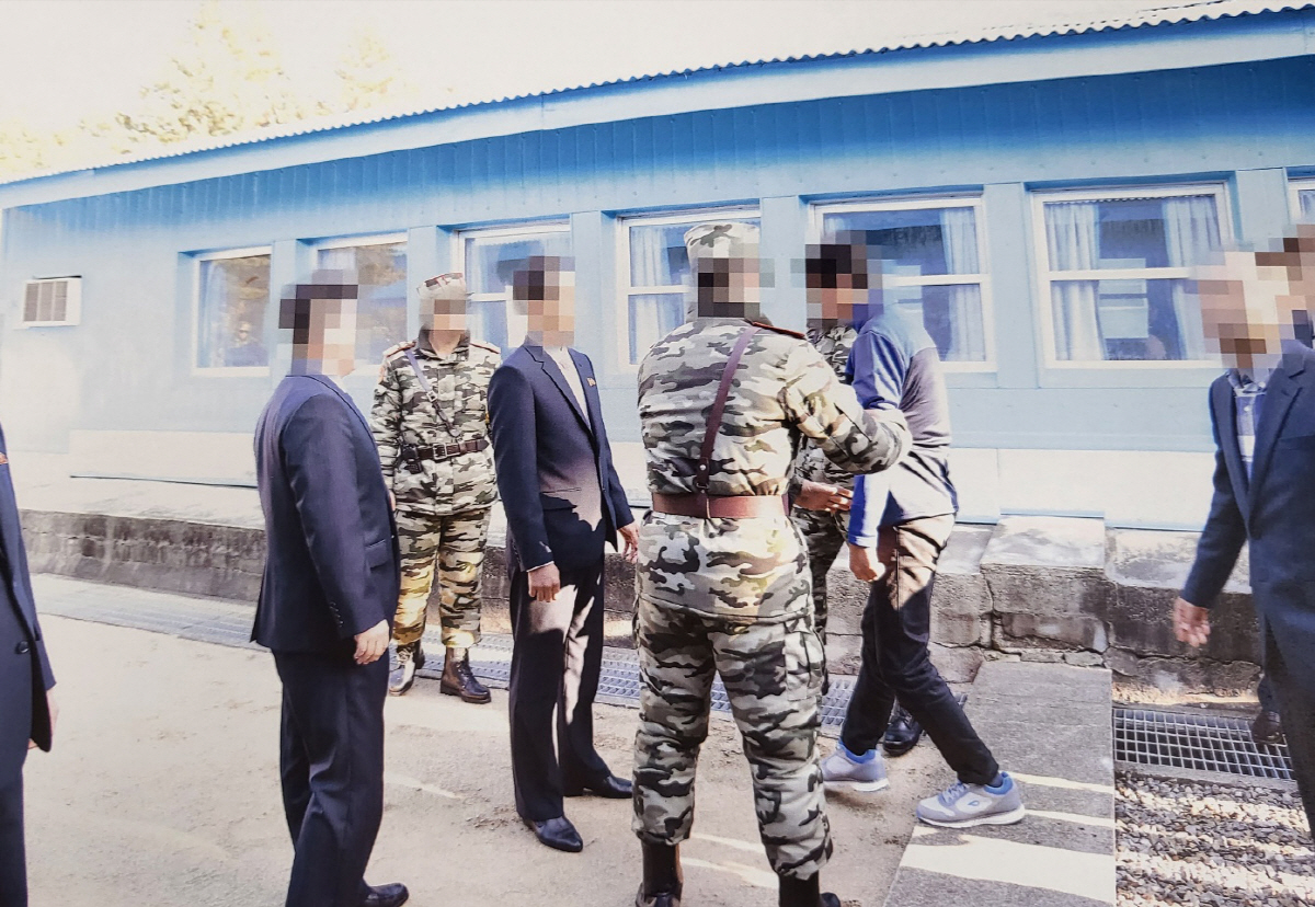 ▲판문점에서 북송 중인 탈북어민. (통일부 제공)