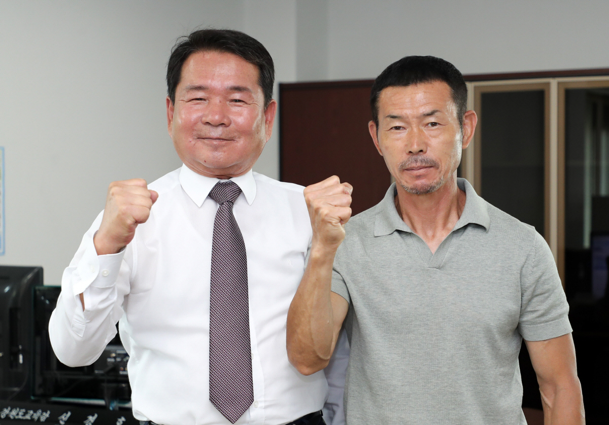 ▲(사진제공=강원도교육청) 12일 손웅정 손축구아카데미 감독(오른쪽)이 신경호 강원도 교육감과 기념촬영을 하고 있다.
