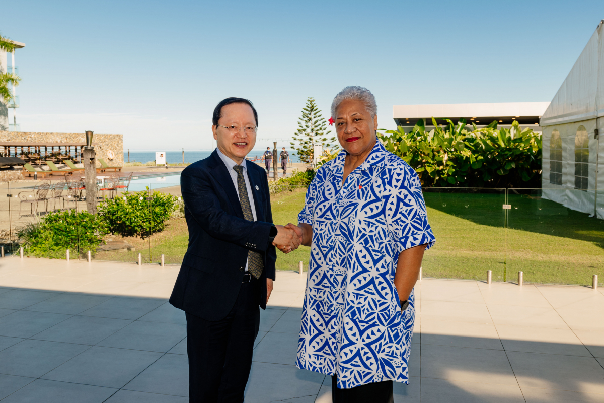 ▲박학규 삼성전자 경영지원실장 사장(왼쪽)이 12일 PIF 정상회의가 열린 피지 그랜드퍼시픽호텔에서 피아메 나오미 마타아파 사모아 총리를 만났다. (사진제공=삼성전자)