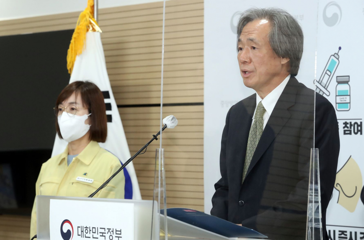 ▲정기석 감염병위기대응 자문위원장이 13일 오전 충북 청주 질병관리청에서 정부에 권고한 코로나19 재유행 대비·대응방안을 설명하고 있다.  (뉴시스)