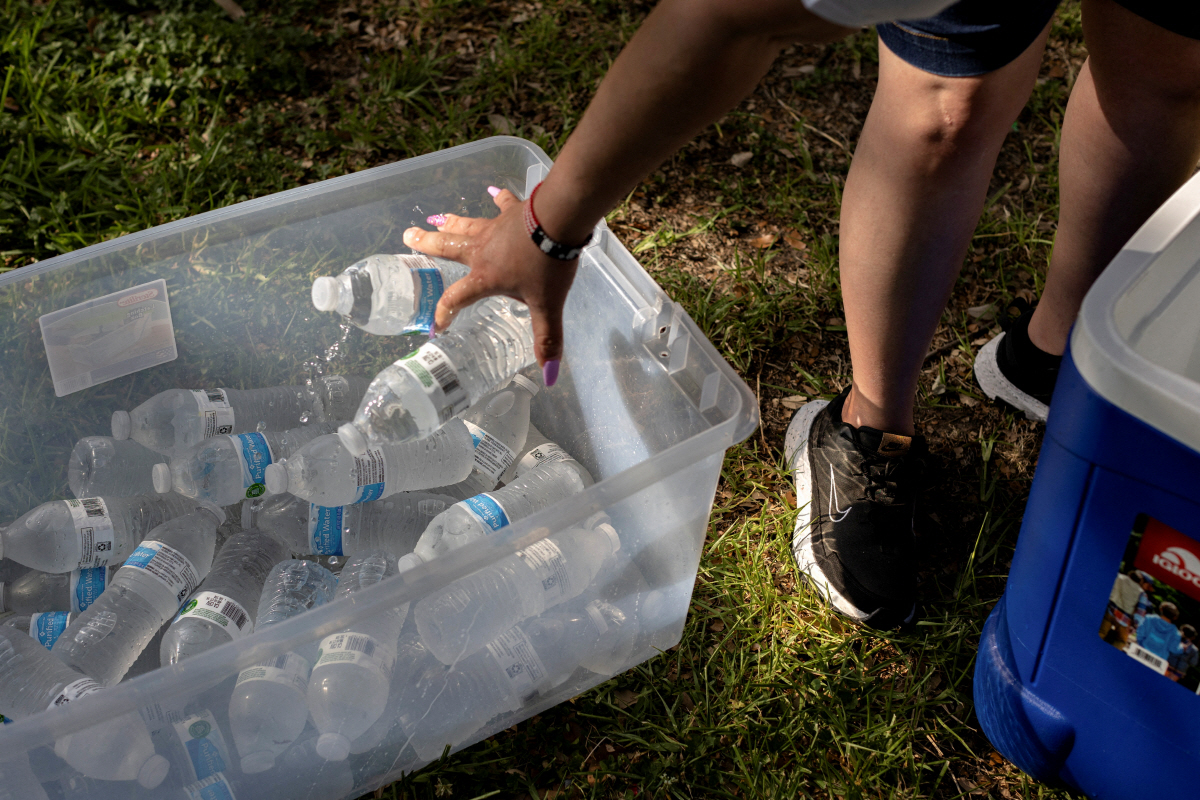 ▲미국 텍사스주 댈러스에서 12일(현지시간) 자원봉사자들이 폭염에 대비하기 위해 생수를 준비하고 있다. 댈러스/로이터연합뉴스

