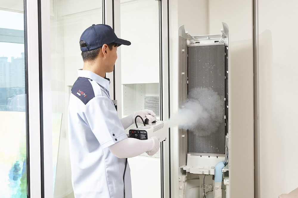 ▲한샘이 자사 홈케어 서비스인 ‘한샘홈케어’의 전용 홈페이지를 리뉴얼하고, 비대면 전문 상담 서비스를 도입한다. 한샘 홈케어전문가가 에어컨 내부를 살균하는 모습. (사진제공=한샘)