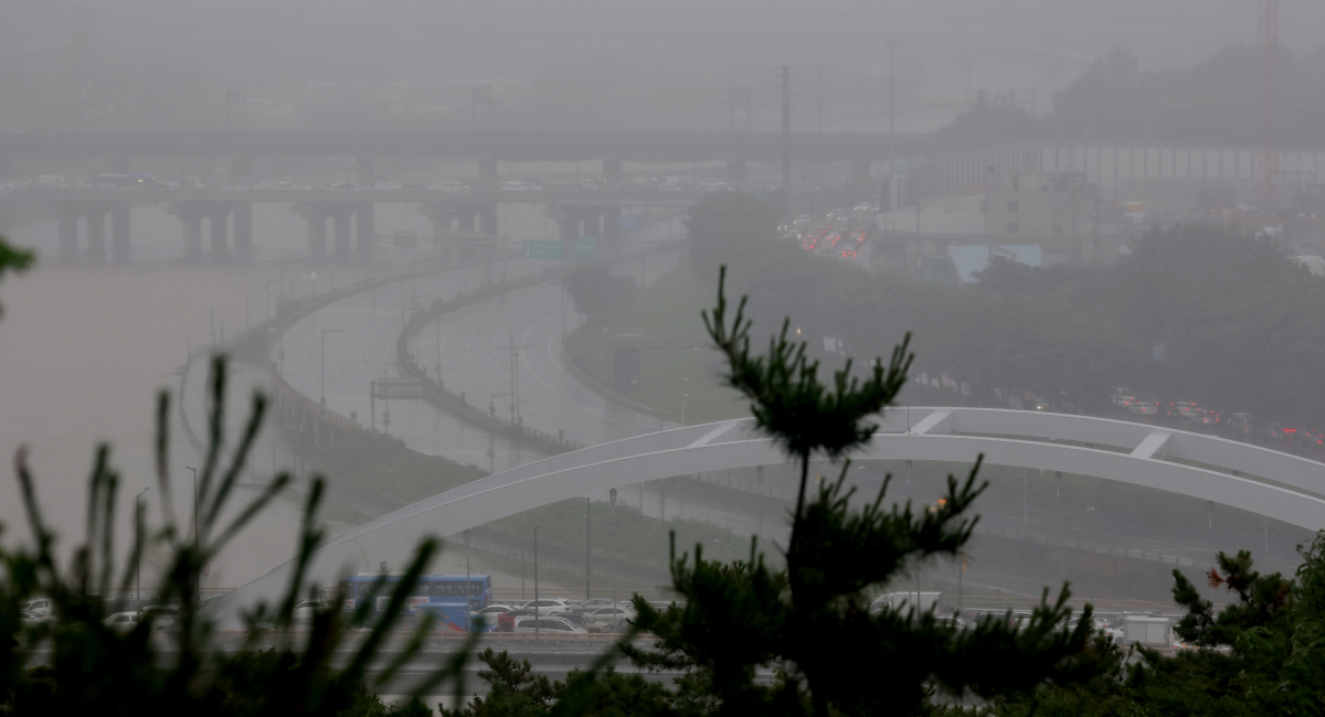 ▲지난달 30일 서울 전역에 호우경보가 발효돼 동부간선도로가 통제되고 있다. (연합뉴스)
