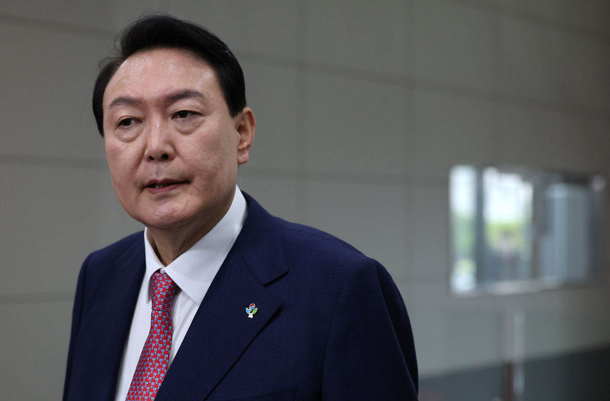 ▲윤석열 대통령이 지난달 23일 서울 용산 대통령실 청사로 출근하며 취재진 질문에 답하고 있다. (대통령실통신사진기자단)