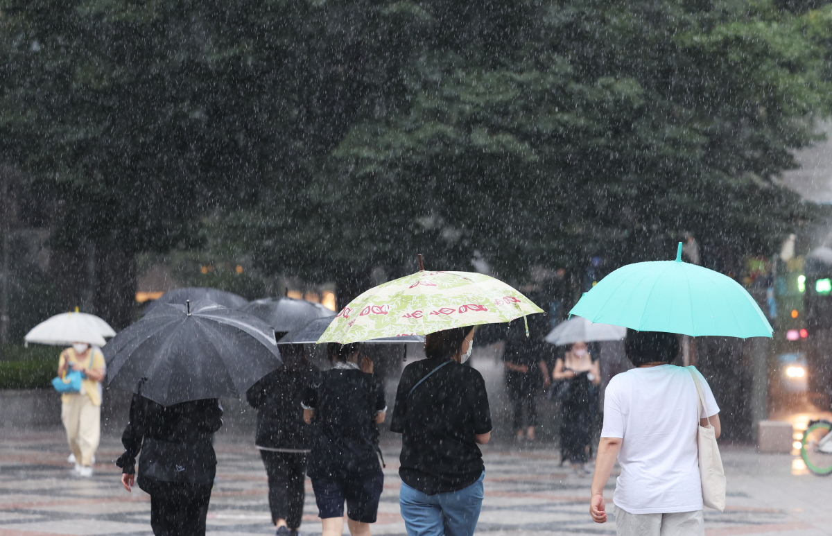 ▲서울 광화문광장에 장맛비가 쏟아지고 있다. (연합뉴스)