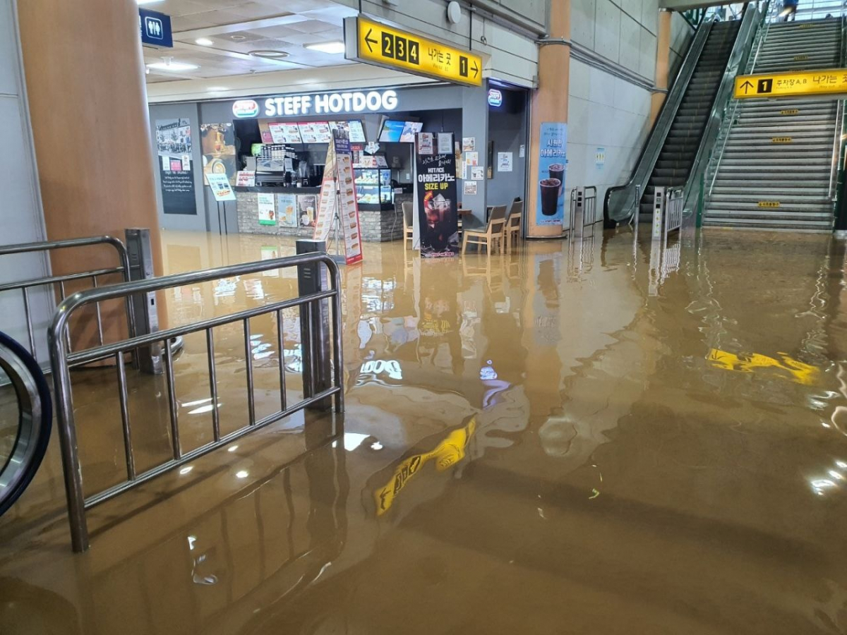 ▲경기 광명시 KTX 광명역에 흙탕물이 쏟아져 일부 승강장이 침수됐다. (연합뉴스)