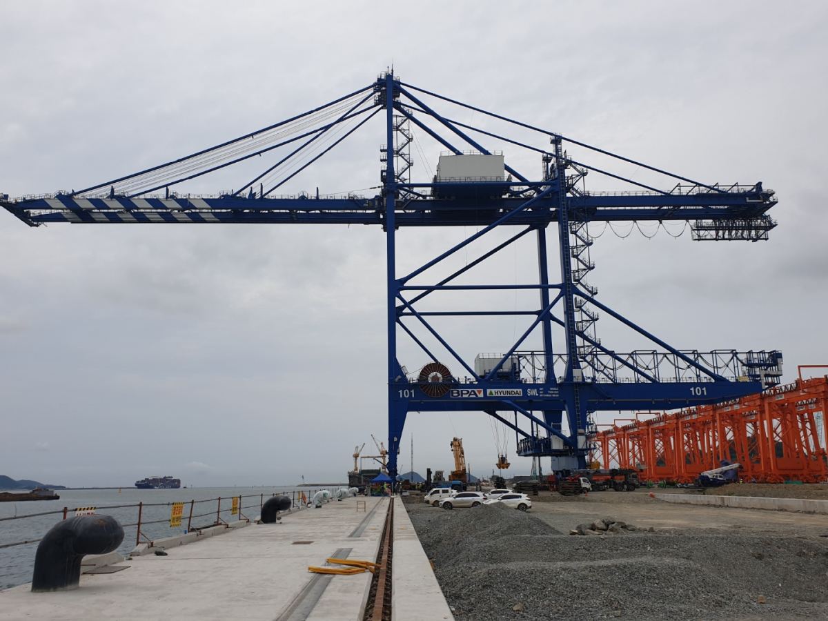 ▲부산항 신항 서컨테이너 2-5단계 부두(신항 7부두)에서 운용할 하역장비인 국산 컨테이너크레인 1호기가 13일 현장에 설치됐다. (사진제공=부산항만공사)