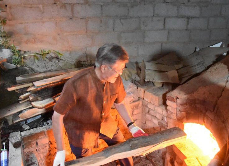 ▲지난달 문재인 전 대통령 측은 소셜미디어(SNS)를 통해 사저 앞 도예 가마에 방문한 모습을 공개했다. (출처= 문재인 전 대통령 페이스북)