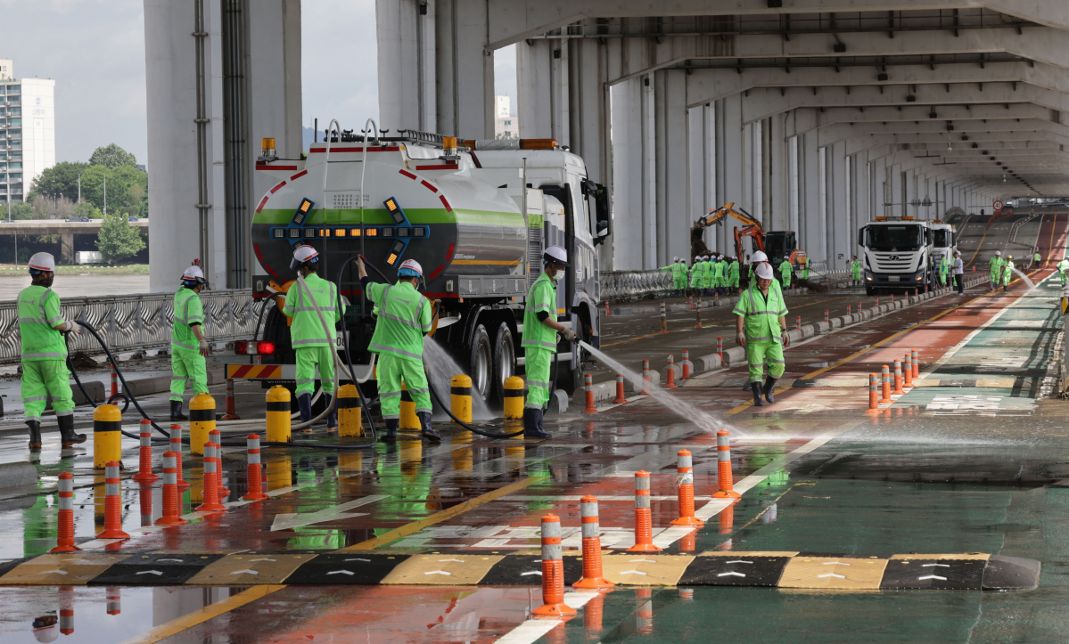 ▲지난 1일 집중 호우 이후 환경미화원을 비롯한 관계자들이 잠수교 내부 정비 사업에 한창이다.  (연합뉴스)