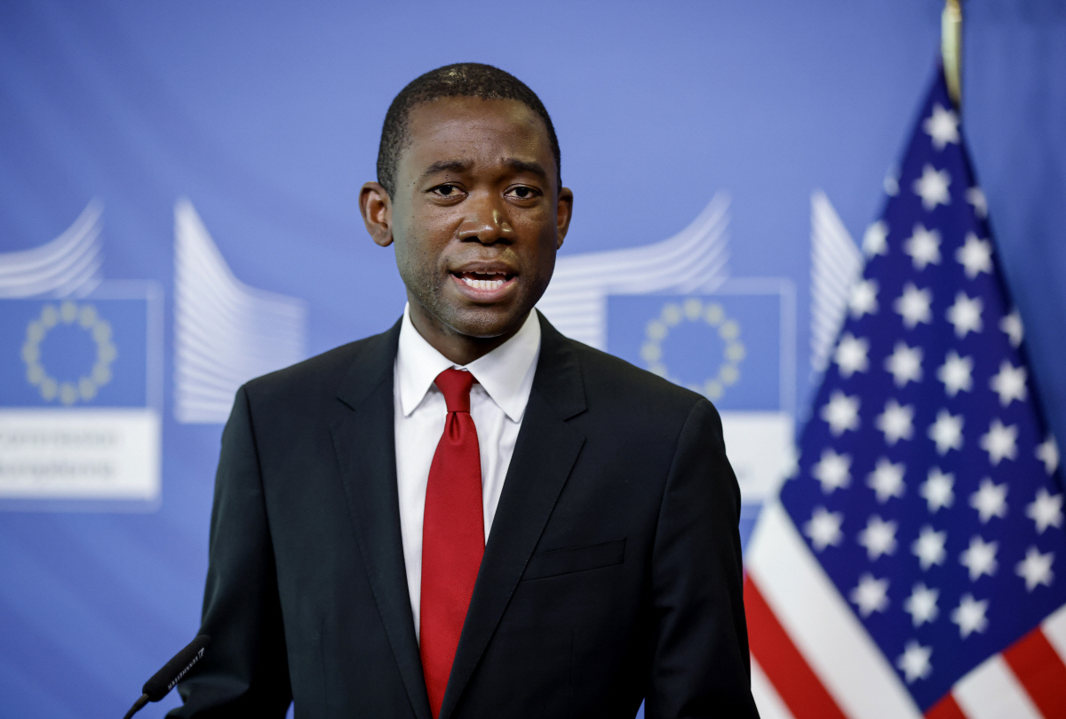 ▲월리 아데예모 미국 재무부 부장관이 3월 29일 기자회견을 하고 있다. 브뤼셀/AP뉴시스
