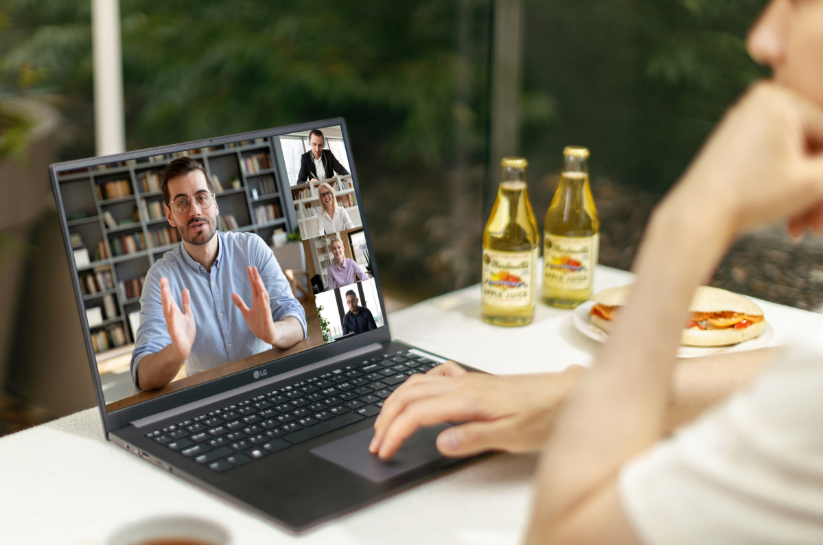 ▲LG전자가 슬림한 디자인, 몰입감을 주는 대화면, 탁월한 휴대성으로 다양한 환경에 최적화된 고객경험을 제공하는 'LG 울트라PC 엣지' 노트북을 선보인다. 모델들이 LG 울트라PC 엣지를 체험하고 있다. (제공=LG전자)