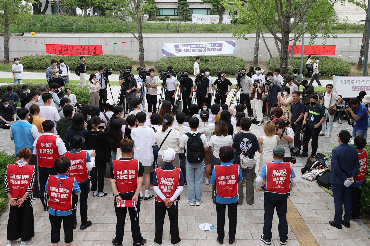 ▲(연합뉴스) 연세대학교 학생들과 청소경비 노동자들이 6일 오전 서울 서대문구 연세대학교 백양관 앞에서 기자회견을 열고 연세대가 청소경비 노동자 처우 개선에 책임질 것을 촉구하고 있다.
