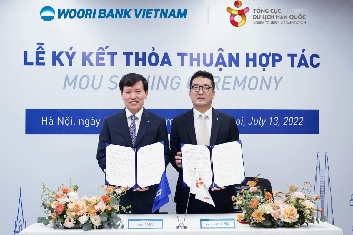 ▲베트남우리은행이 지난 13일 한국관광공사 하노이 지사와 ‘한국-베트남 미래세대 교류 및 관광 유치를 위한 업무협약’을 체결했다. 이종인 베트남우리은행 법인장(왼쪽)과 이재훈 한국관광공사 하노이 지사장이 기념촬영을 하고 있다. (사진제공=우리은행)