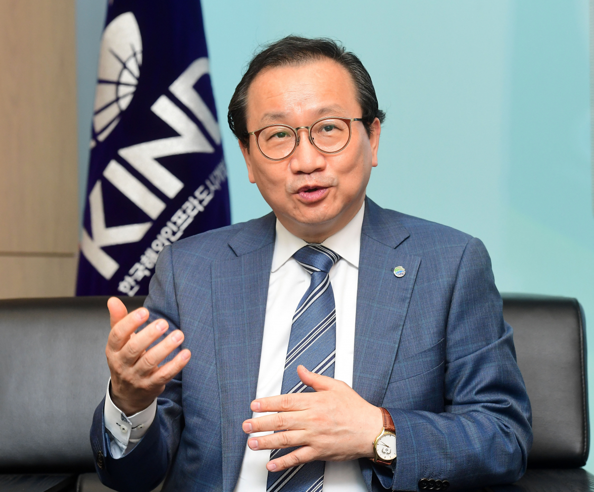 ▲이강훈 한국해외인프라도시개발지원공사 사장이 지난달 23일 서울 영등포구 국제금융센터에 위치한 집무실에서 이투데이와 인터뷰를 하고 있다.  (고이란 기자 photoeran@)