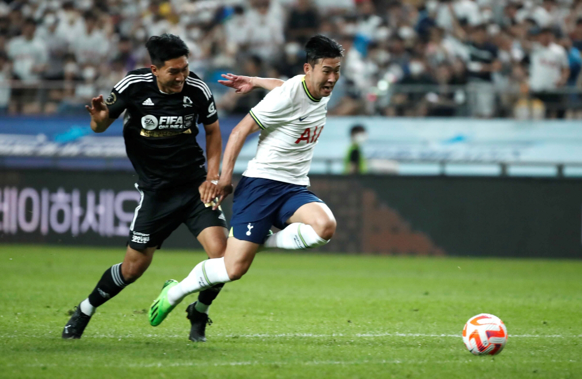 ▲13일 서울 마포구 서울월드컵경기장에서 열린 쿠팡플레이시리즈 1차전 팀 K리그와 토트넘 홋스퍼의 경기, 토트넘 손흥민이 팀K리그 김동민 태클에 넘어지고 있다. (뉴시스)