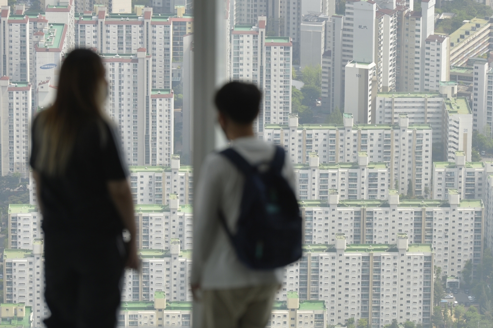 ▲6월 ‘생애 최초 주택 구매자’ 수가 올해 들어 가장 적은 것으로 나타났다. 지난해 부동산 열풍이 불면서 ‘영끌’과 ‘빚투’를 통해 생애 최초로 내 집 마련에 나선 수요자들이 쏟아진 것과 대조적인 모습이다. 사진은 서울 송파구 롯데월드타워에서 바라본 서울 시내 아파트 모습. (이투데이DB)