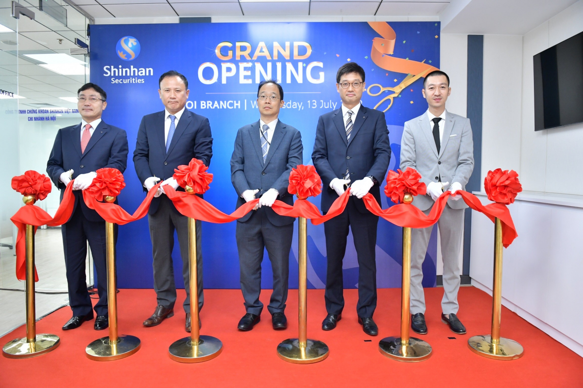 ▲(왼쪽부터) 조문성 신한베트남은행 부행장, 최동철 코트라 팀장, 윤상기 주하노이 베트남 대사관 재정관, 한복희 신한금융투자 베트남 법인장, 쯔엉 신한금융투자 베트남 하노이지점 지점장이 13일(현지시간) 베트남 하노이에서 열린 신한금융투자 하노이 지점 개점식에 참석했다. (출처=신한금융투자)