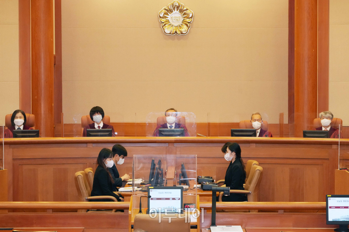 ▲ 유남석 헌법재판소장을 비롯한 헌법재판관들이 서울 종로구 헌법재판소 대심판정으로 입장해 있다. (이투데이 DB)