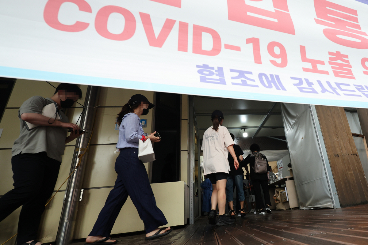 ▲코로나19 신규 확진자 수가 3만9196명을 기록한 14일 오전 서울 송파구 보건소 선별진료소가 검사를 받으려는 시민들로 북적이고 있다.(연합뉴스)
