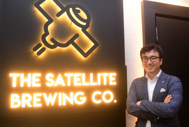 ▲전동근 더쎄를라잇브루잉 대표가 서울 금천구 사무실에서 이투데이와 인터뷰에 앞서 포즈를 취하고 있다(사진=고이란 기자 photoeran@)