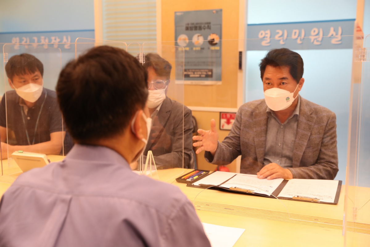 ▲박준희 관악구청장이 관악청에서 주민과 소통하고 있다. (자료제공=관악구)