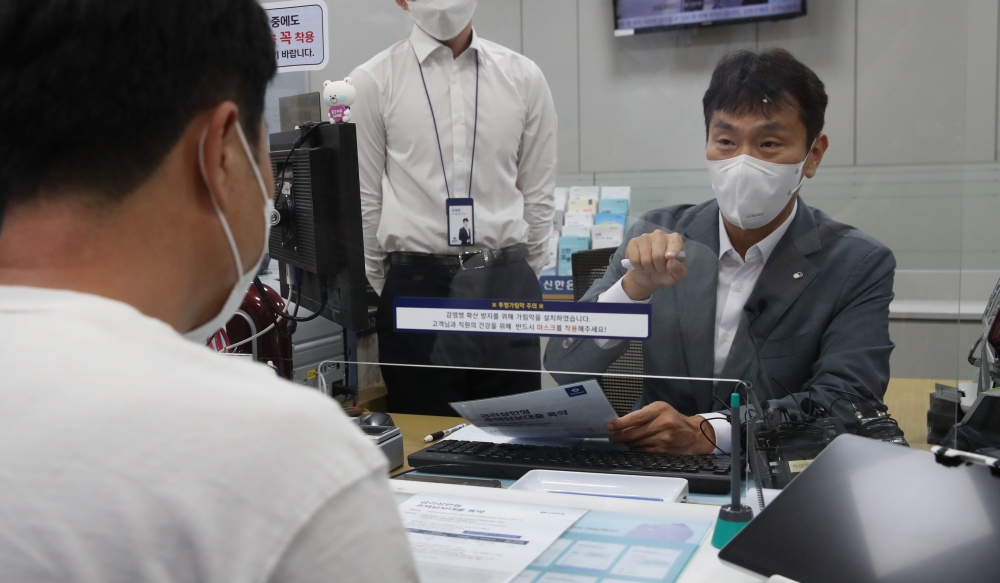 ▲금융권에 '이자 장사' 경고장을 날리며 금리 인하를 압박했던 이복현 금융감독원장이 14일 서울 중구 신한은행 남대문지점을 방문해 고객과 대출 상담을 하고있다. 조현욱 기자 gusdnr8863@ (이투데이DB)