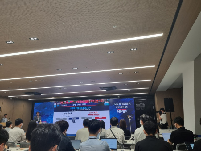 ▲김경배 HMM 대표이사 사장이 14일 서울 여의도 파크원 타워1에 위치한 HMM 본사에서 열린 HMM 비전선포식 기자간담회에서 중장기 전략을 발표하고 있다. (사진=이꽃들 기자 flowerslee@)