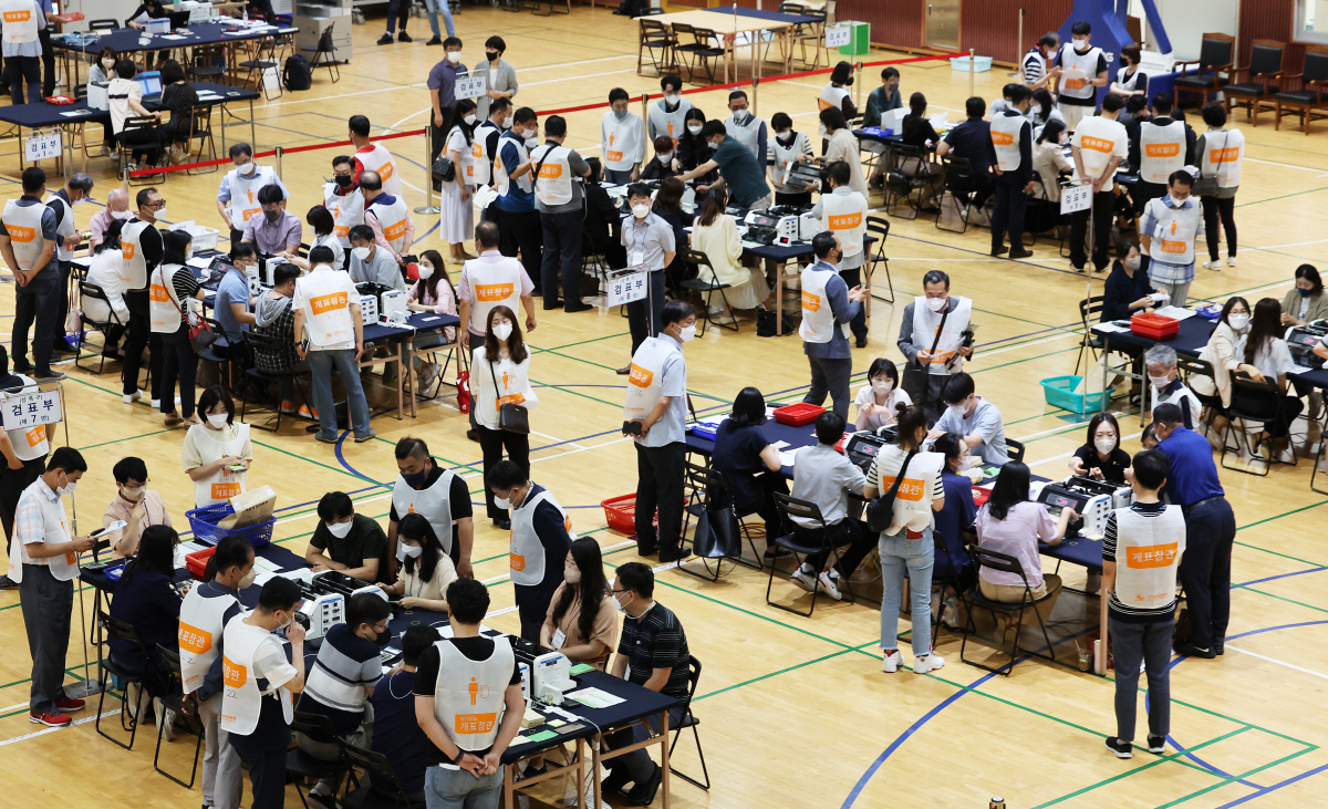 ▲(연합뉴스) 14일 오전 경기도 수원시 보훈재활체육센터 종합체육관에서 열린 ‘안산시장선거 선거소청 검증’에서 관계자들이 재검표를 하고 있다.
