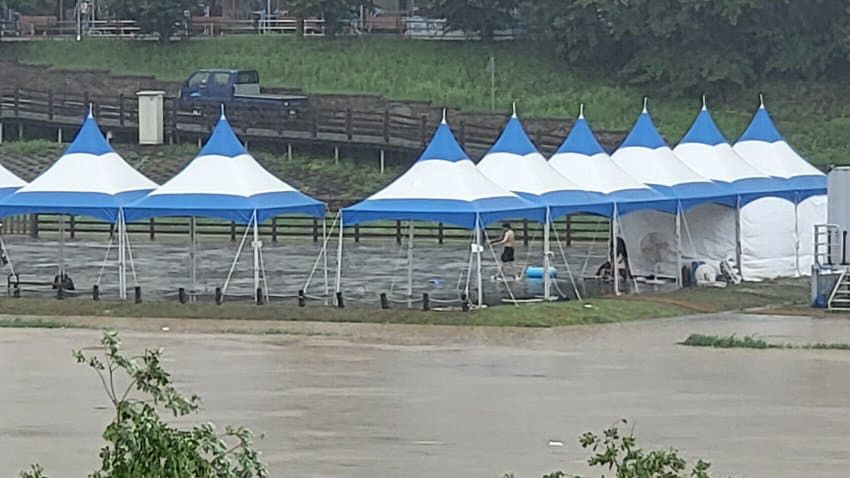 ▲안양천에 홍수주의보가 내려졌던 13일 안양천 인근 야외 수영장에서 학생들이 물놀이를 즐기고 있다. (출처=온라인커뮤니티 캡처)
