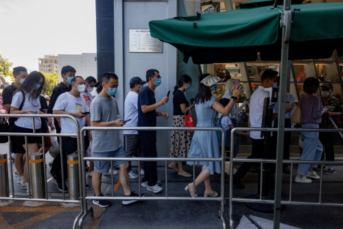 ▲중국 베이징에서 사람들이 건물에 들어가기 위해 코로나19 백신 접종 확인서를 직원에게 보여주고 있다. 베이징/로이터연합뉴스
