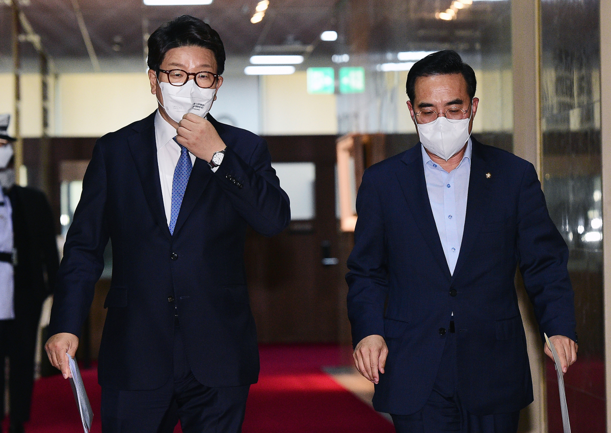 ▲권성동 국민의힘 당대표 직무대행 겸 원내대표와 박홍근 더불어민주당 원내대표가 14일 국회의장실에서 비공개 원 구성 협상을 마친 뒤 의장실을 나서고 있다. (공동취재사진) 