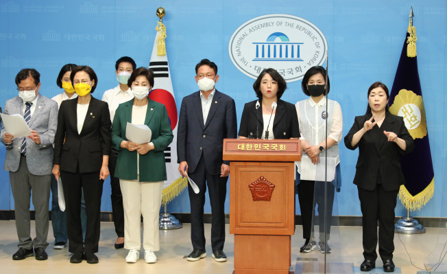 ▲15일 오후 국회 소통관에서 정의당·기본소득당·더불어민주당·시대전환 의원들이 합동 기자회견을 열고 대우조선해양 하청노동자 파업 사태의 신속한 해결을 촉구하고 있다.  (연합뉴스)