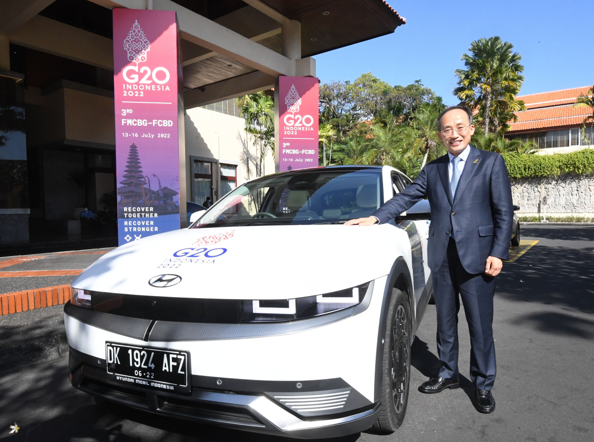 ▲추경호 경제부총리 겸 기획재정부 장관이 15일(현지시간) 인도네시아에서 생산된 현대자동차 '아이오닉5' 옆에서 기념사진을 찍고 있다. (사진제공=기획재정부)