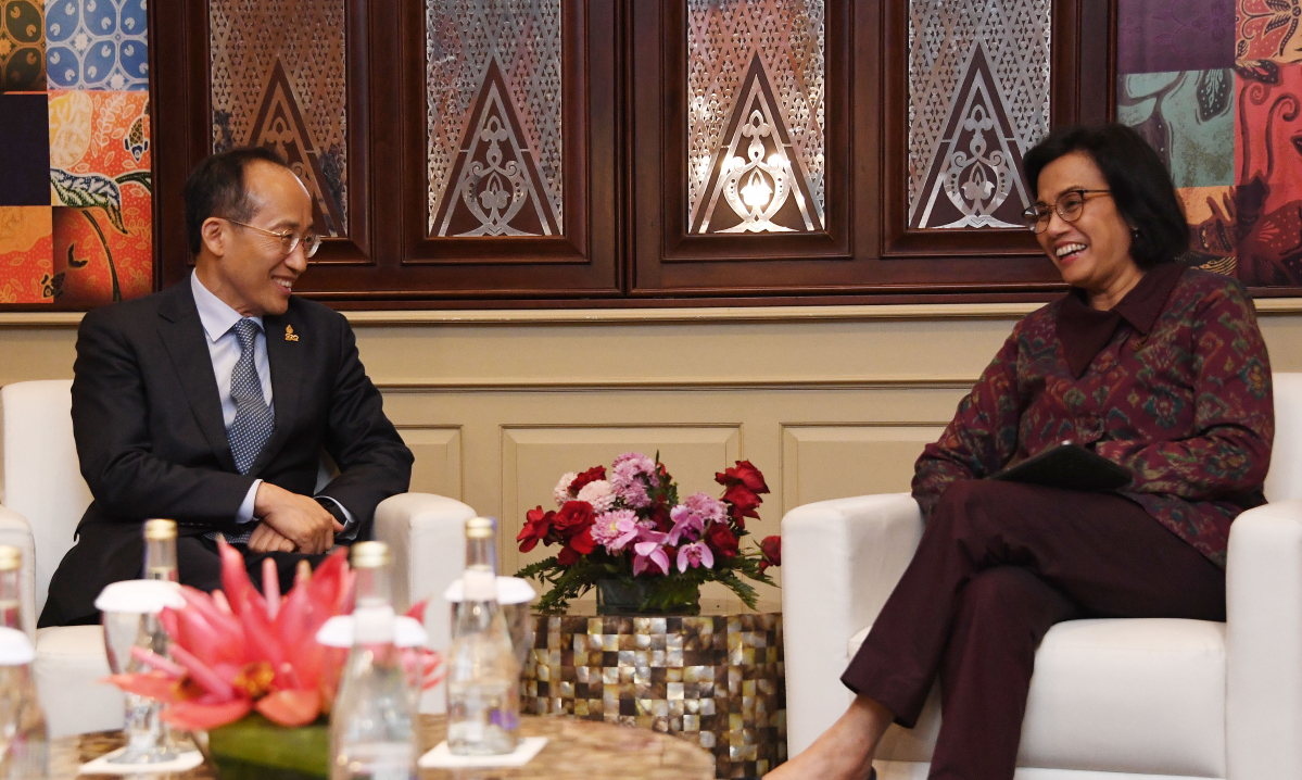 ▲G20 재무장관 중앙은행총재회의 참석차 인도네시아 발리를 방문중인 추경호 경제부총리 겸 기획재정부 장관이  7월 15일 발리 누사두아 컨벤션센터(BNDCC)에서 스리물랴니 안드라와티 인도네시아 재무장관과 면담을 하고 있다. (사진제공=기획재정부)