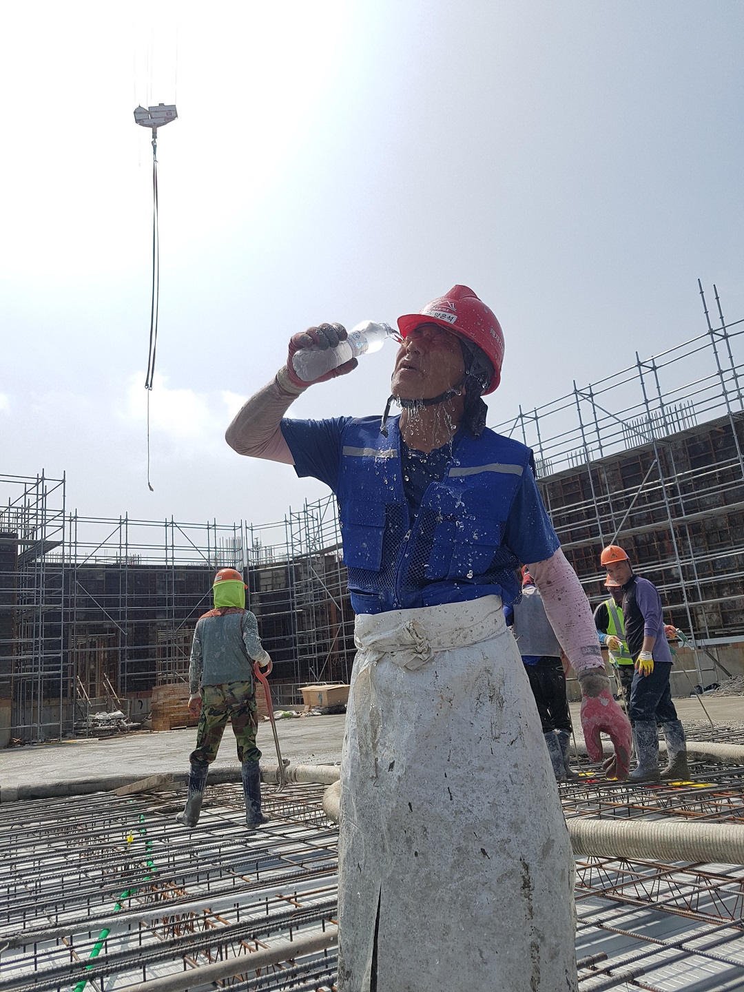 ▲낮 최고기온이 35도를 오르내리는 날씨에 건설현장이 무더위와 전쟁을 치르고 있다. (이동욱 기자 toto@)