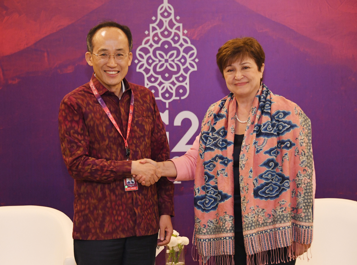 ▲G20 재무장관 중앙은행총재회의 참석차 인도네시아 발리를 방문중인 추경호 경제부총리 겸 기획재정부 장관이 7월 16일(현지시간) 발리 누사두아 컨벤션센터(BNDCC)에서 크리스탈리나 게오르기에바 IMF 총재와 면담을 하고 있다. (사진제공=기획재정부)