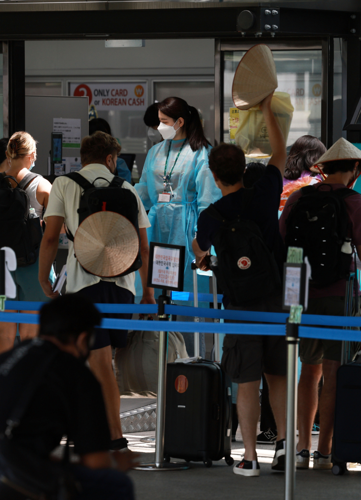 ▲15일 인천국제공항 제1여객터미널 입국자 전용 코로나19 검사센터에서 해외 입국자들이 대기하고 있는 모습. (연합뉴스)