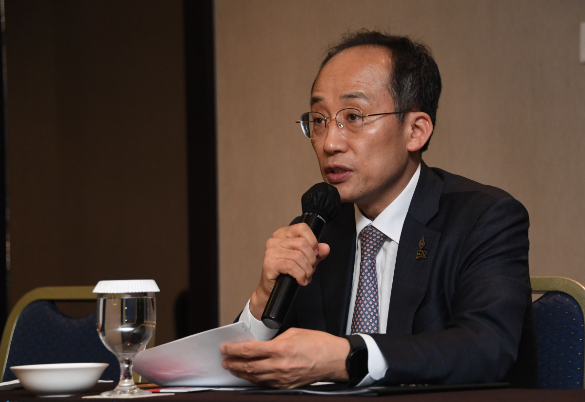 ▲G20 재무장관 중앙은행총재회의 참석차 인도네시아 발리를 방문 중인 추경호 부총리 겸 기획재정부 장관이  7월 16일(현지시간) 동행기자단과의 간담회에서 모두발언을 하고 있다. (사진제공=기획재정부)