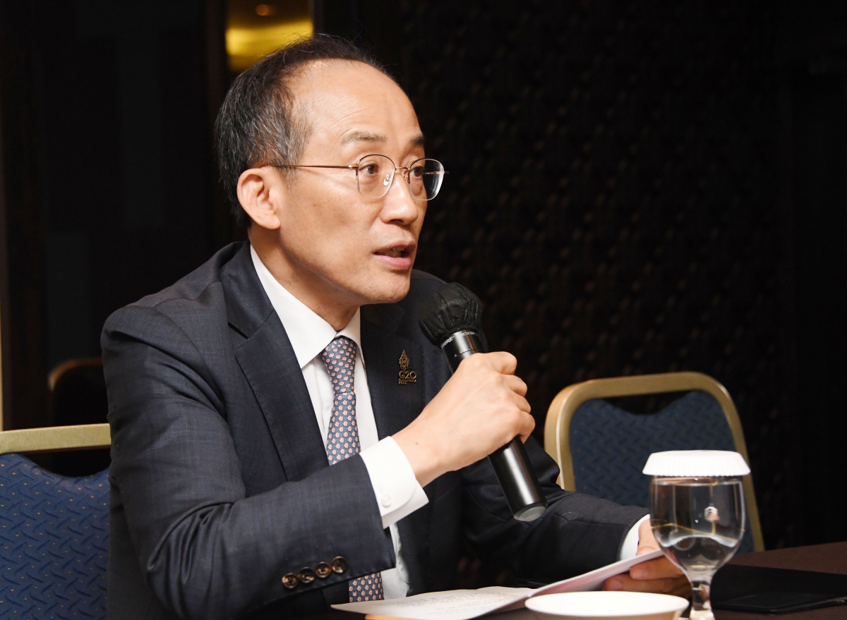 ▲G20 재무장관 중앙은행총재회의 참석차 인도네시아 발리를 방문 중인 추경호 부총리 겸 기획재정부 장관이 7월 16일(현지시간) 동행기자단과의 간담회에서 모두발언을 하고 있다. (사진제공=기획재정부)