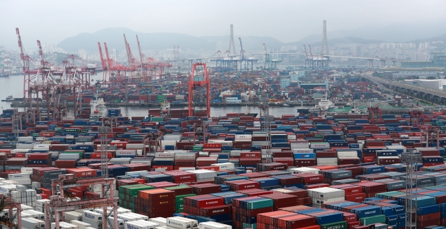 ▲부산항 신선대부두에 컨테이너가 쌓여 있다. (연합뉴스)