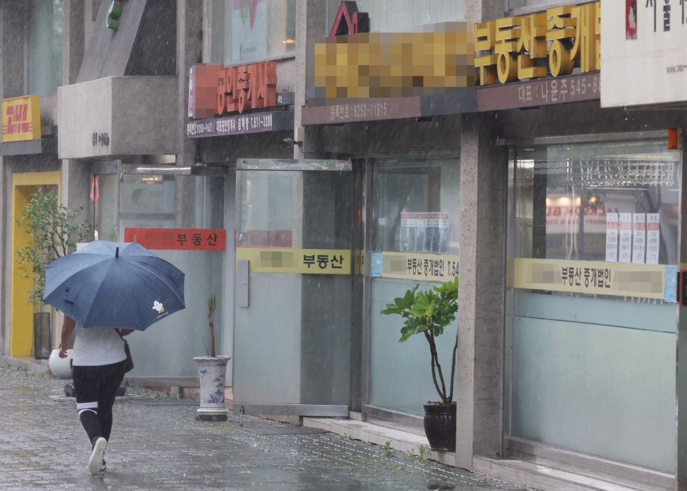 ▲최근 전국적으로 월세 거래가 급증하면서 ‘전세대란’ 대신 ‘월세 대란’의 우려가 커지고 있다. 사진은 서울의 한 공인중개사 밀집 구역 모습. (이투데이DB)