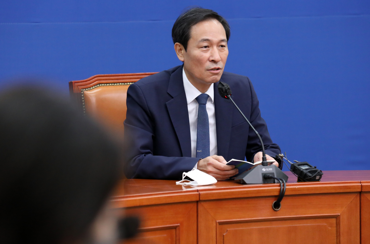 ▲더불어민주당 우상호 비상대책위원장이 17일 서울 여의도 국회에서 열린 기자간담회에서 발언하고 있다. (국회사진기자단)