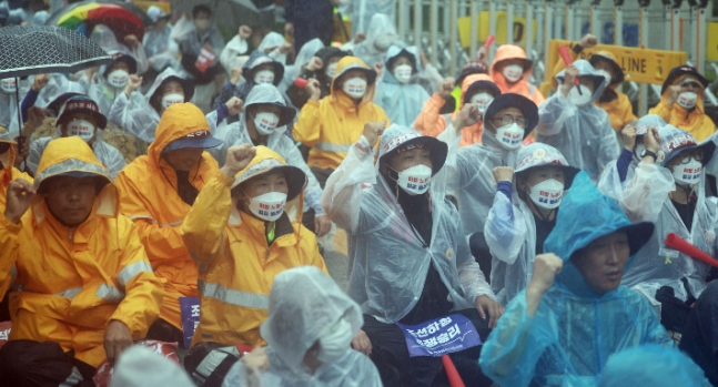 ▲13일 오후 서울 여의도 산업은행 앞에서 전국금속노동조합 주최로 열린 대우조선 하청노동자 총파업 투쟁승리 결의대회에서 참가자들이 구호를 외치고 있다. (연합뉴스)