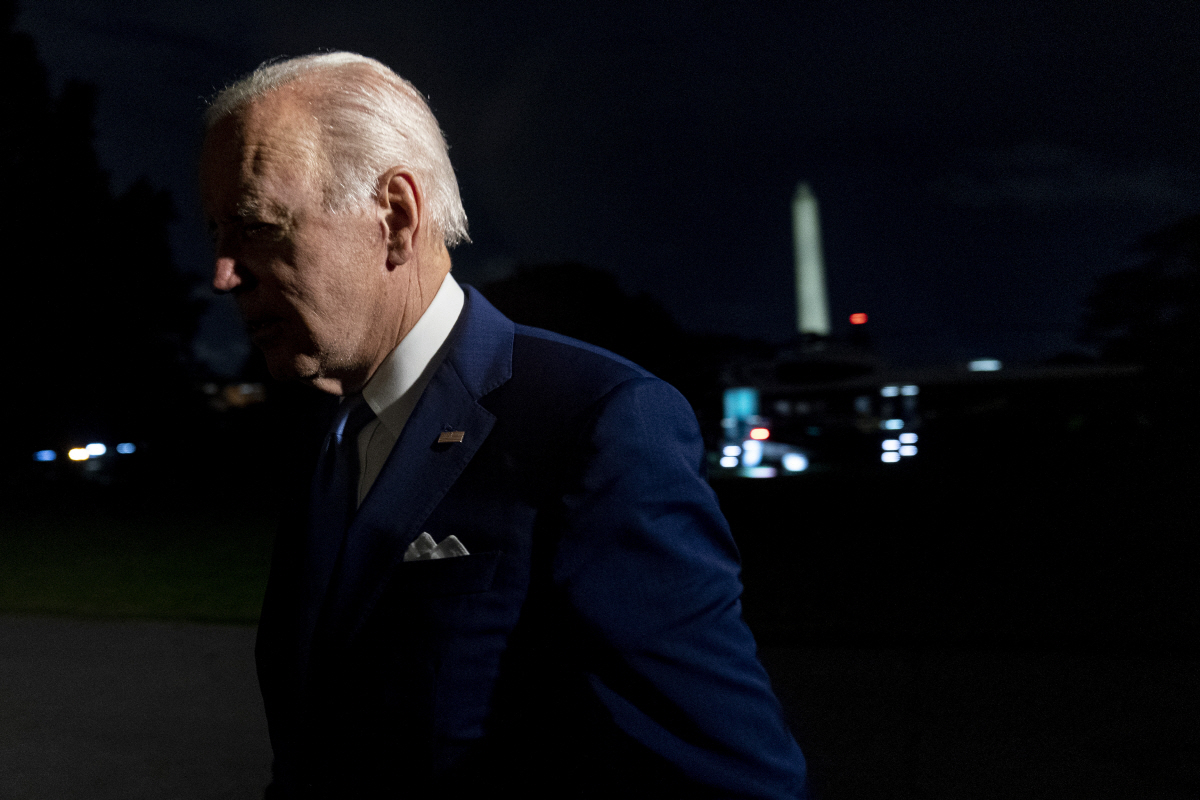 ▲조 바이든 미국 대통령이 16일(현지시간) 중동 순방을 마치고 백악관으로 향하고 있다. 워싱턴D.C./AP연합뉴스
