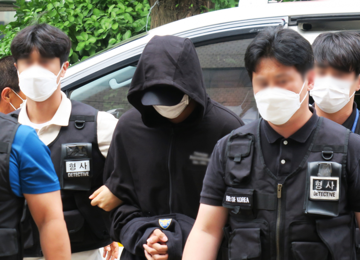 ▲인하대학교 캠퍼스에서 동급생을 성폭행하다 추락하게 해 사망에 이르게 한 20대 남학생이 17일 오후 인천시 미추홀구 인천지법에 구속 전 피의자 심문(영장실질심사)을 받기 위해 모습을 드러냈다.  (뉴시스)