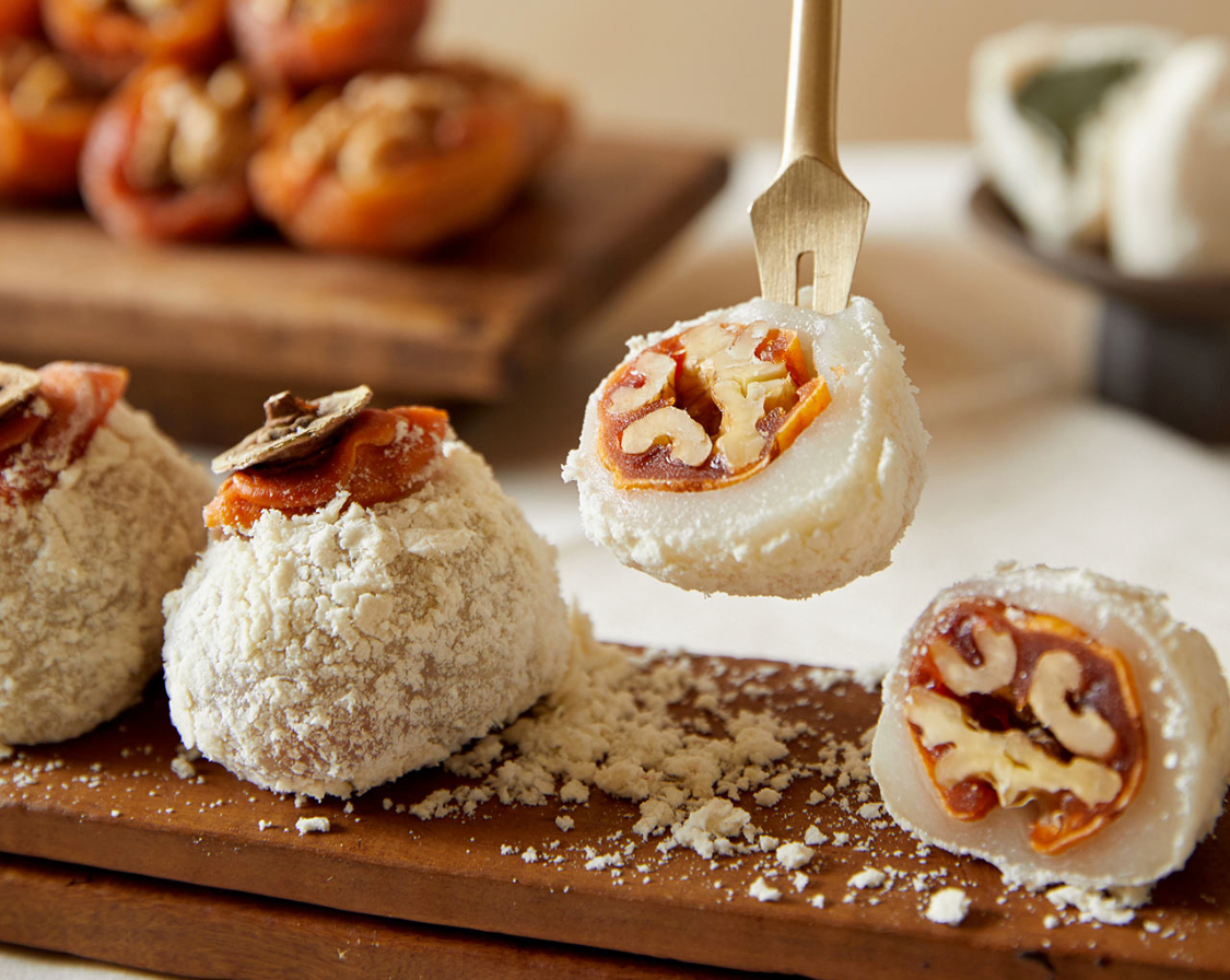 ▲떡집 '자이소'의 인기메뉴 곶감 찹쌀떡 (사진제공=롯데쇼핑)